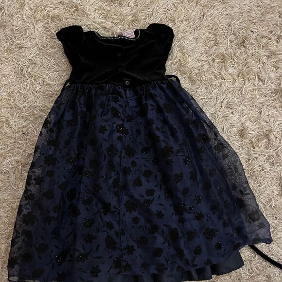Girls dress size 5 - Picture 3 of 3